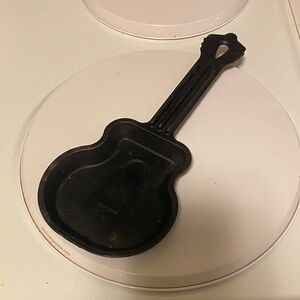 Lodge Guitar-Shaped Cast Iron Trivet/Spoon Rest/ seasoned Baking or Frying